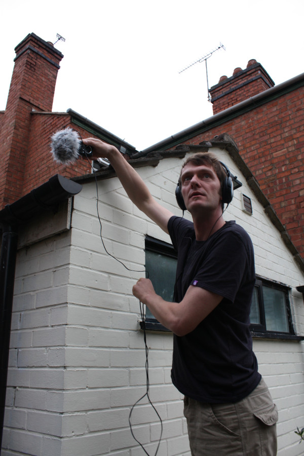 Ruben Kurschat bei einer Außenaufnahme mit einem professionellen Aufnahmegerät